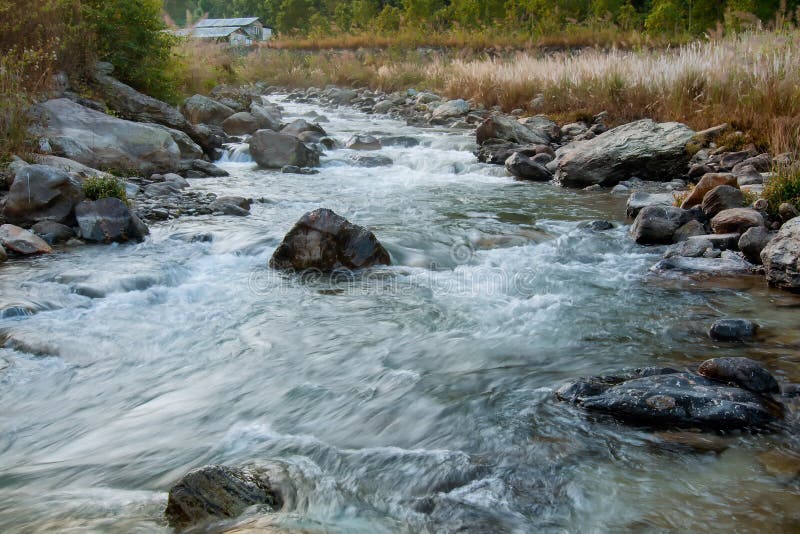 Flusswasser, das Felsen an der Dämmerung durchfließt stockbilder Flusswasser, das Felsen an der Dämmerung durchfließt stockbilder