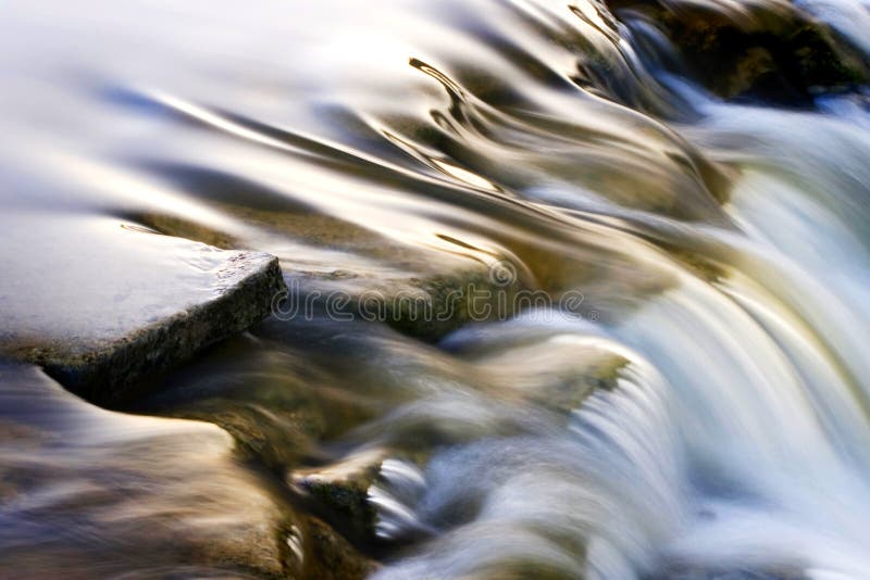 Flusswasserfall stockfotografie