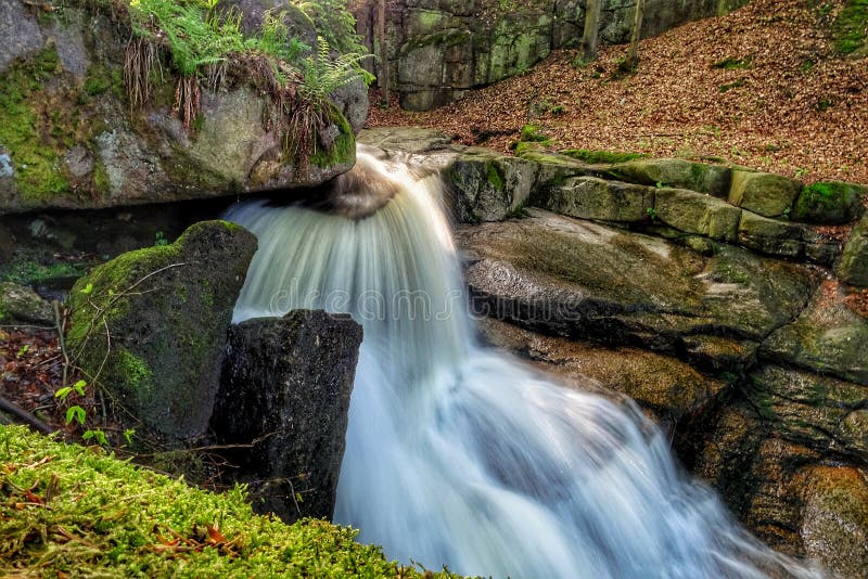 Flusswasserfall in Europa-Berg stockfotografie Flusswasserfall in Europa-Berg stockfotografie