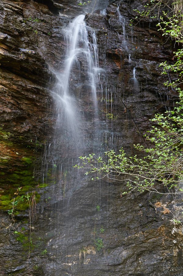 Flusswasserfall Pena Branca in Folgoso tun Courel, Lugo, Spanien stockbilder