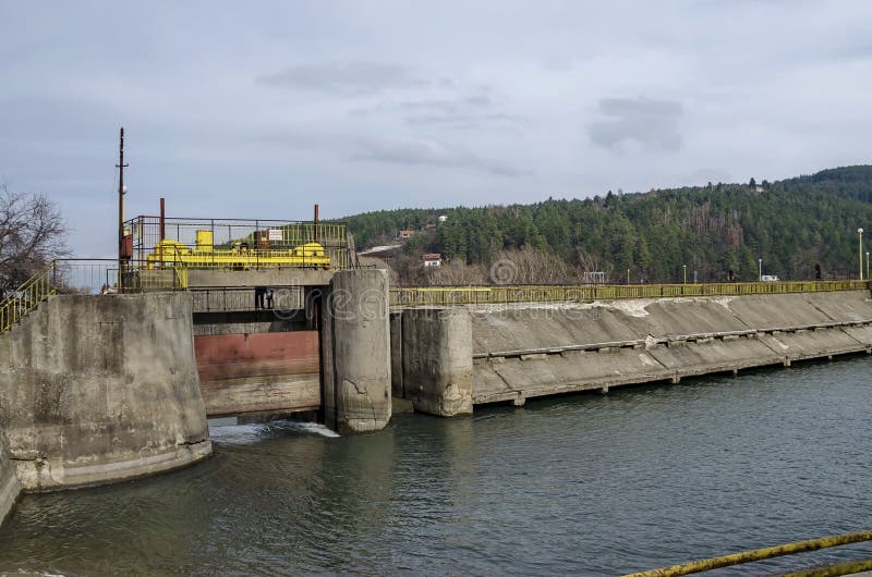 Flut und Schleuse malerische Verdammung, Versammlungswasser von Iskar-Fluss lizenzfreie stockfotografie Flut und Schleuse malerische Verdammung, Versammlungswasser von Iskar-Fluss lizenzfreie stockfotografie