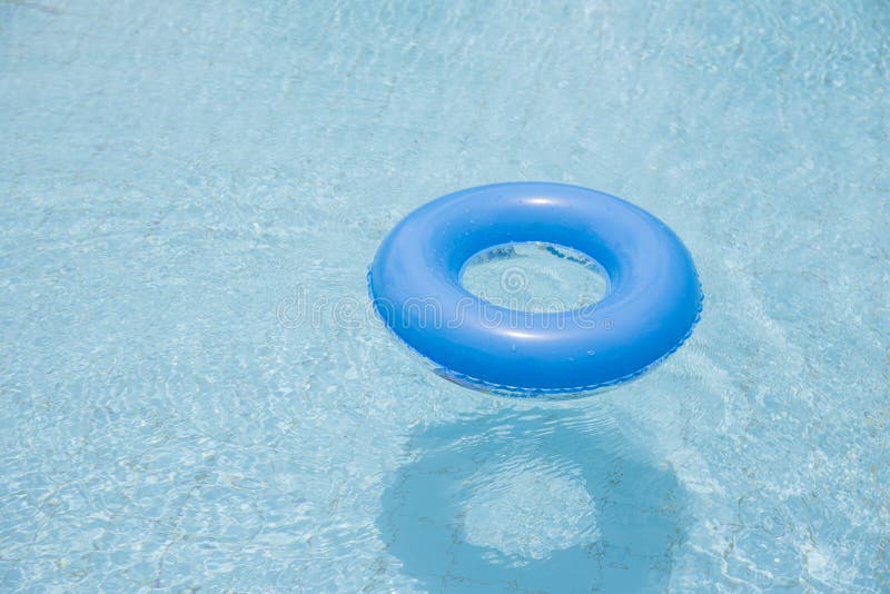 flutuador azul do anel da nadada na piscina isolada imagem de stock royalty free flutuador azul do anel da nadada na piscina isolada imagem de stock royalty free