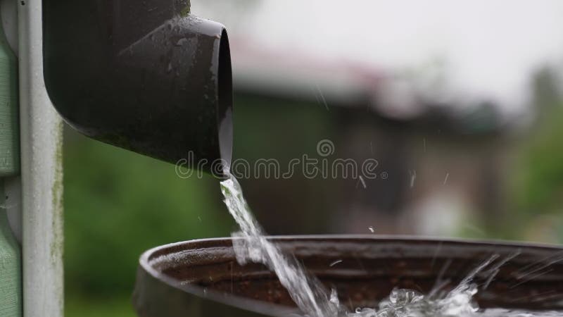 Flux d'eau de pluie du tuyau au canon