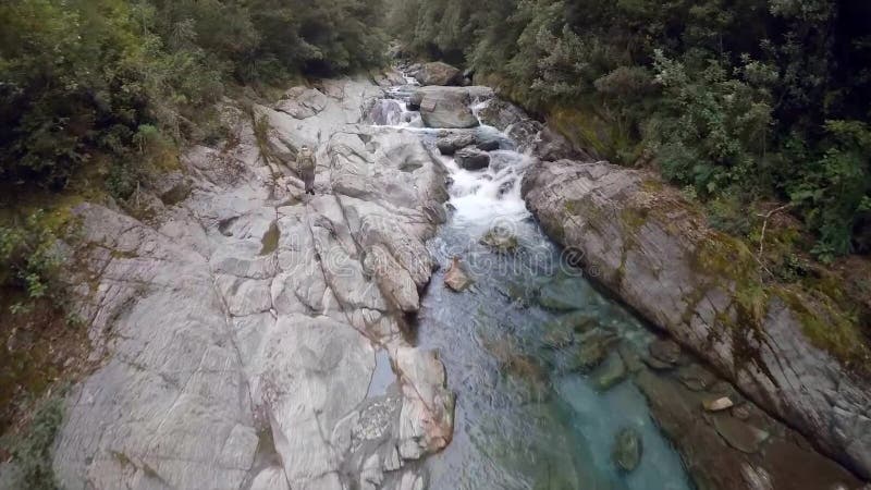 Flux d'une rivière de montagne propre Partie de la rivière à écoulement calme clips vidéos