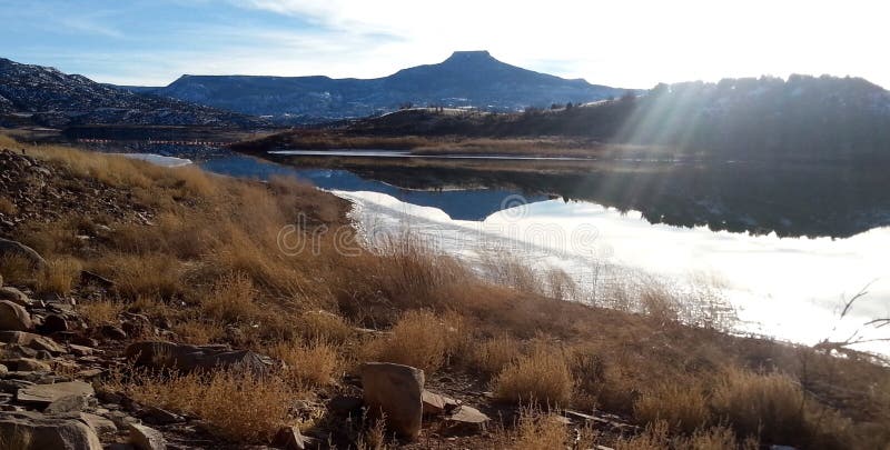 Fluxos de luz do Lago Cerro Pedernal e Abiquiú, NM foto de stock Fluxos de luz do Lago Cerro Pedernal e Abiquiú, NM foto de stock