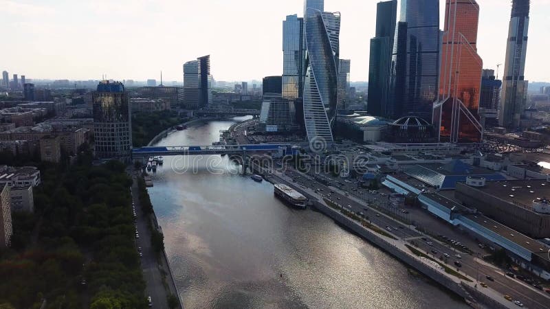 Fluxos largos bonitos do rio no coração da cidade próxima de Moscou do centro urbano
