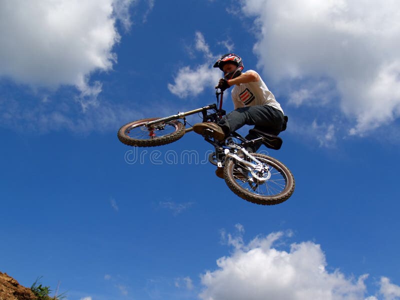 Volador a través de el cielo.