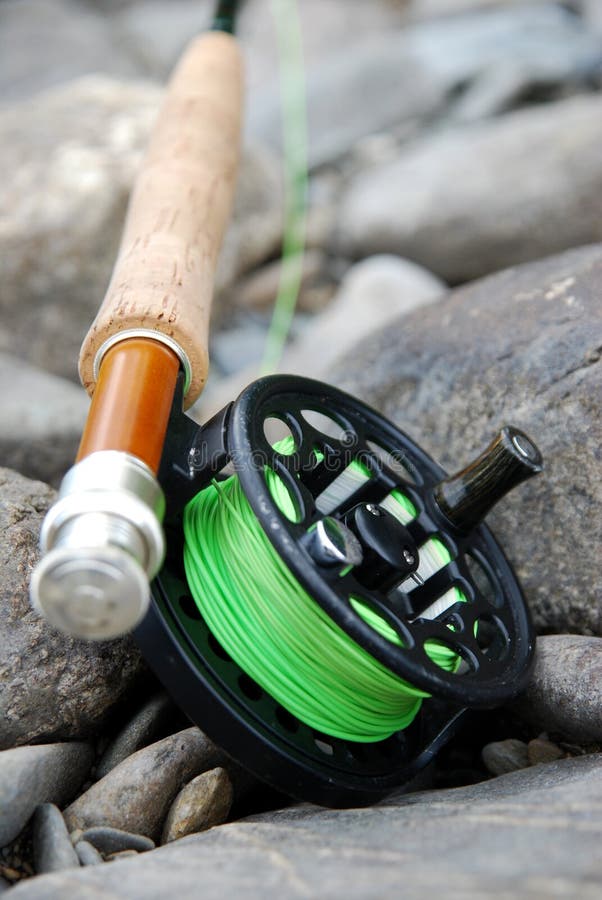 https://thumbs.dreamstime.com/b/fly-fishing-rod-reel-7111377.jpg