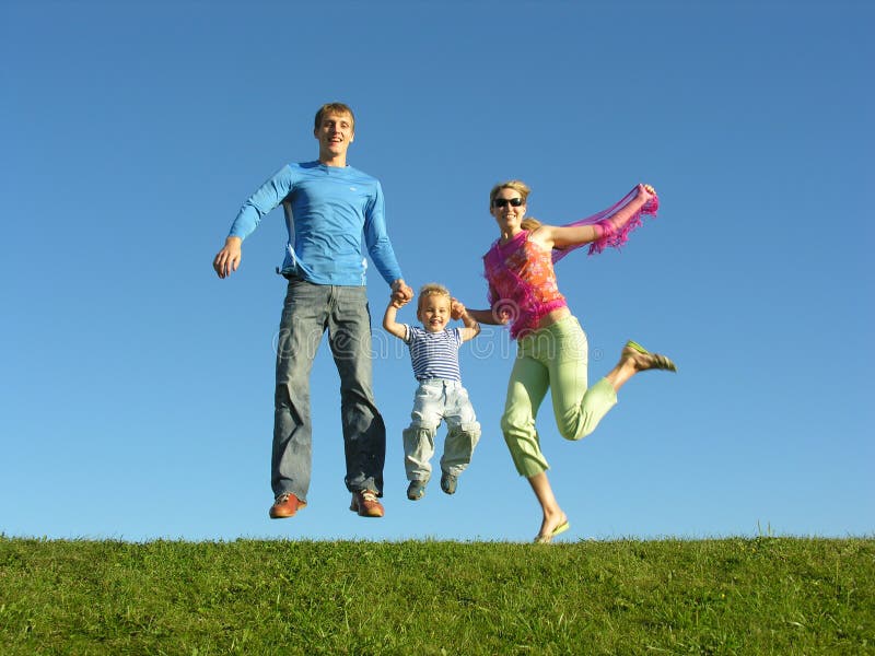 Familia feliz sobre el cielo azul saltar.