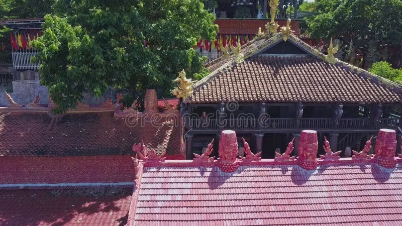 Flycam nadert Boeddhistisch Pagodedak onder Installaties