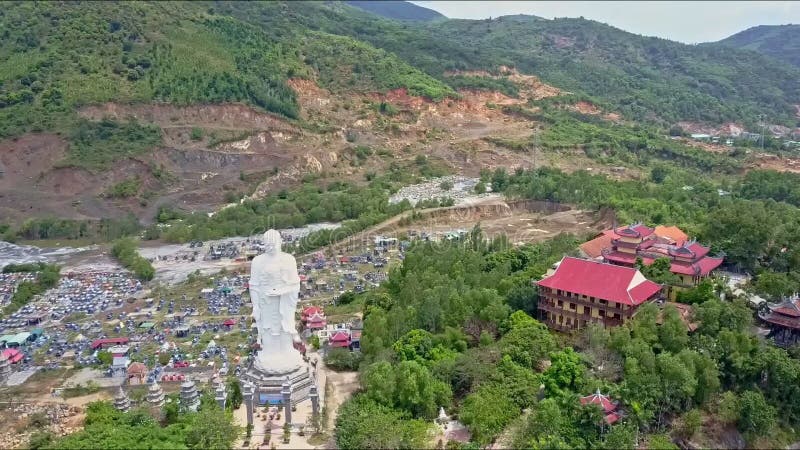 Flycam nadert het Grote Standbeeld van Boedha door Tempel tegen Heuvels