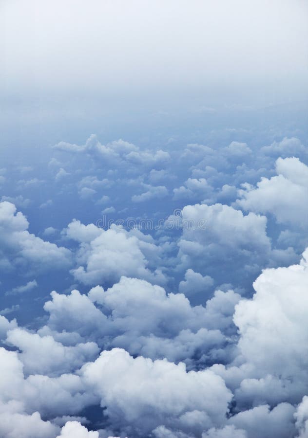 Flyg- bakgrund clouds fotovertical royaltyfri foto