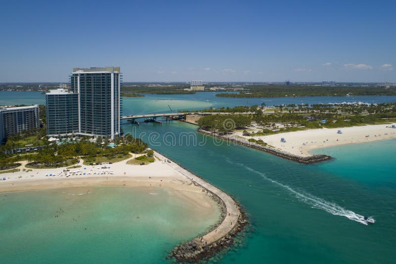 Flyg- bild av den Haulover öppningen Miami Beach royaltyfria foton Flyg- bild av den Haulover öppningen Miami Beach royaltyfria foton