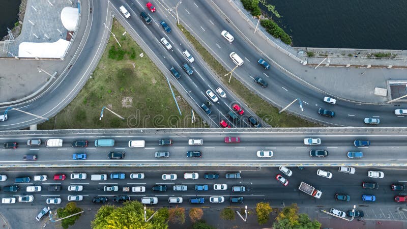 Flyg- bästa sikt av trafikstockning för brovägbil av många bilar från över, stadstrans. royaltyfri foto Flyg- bästa sikt av trafikstockning för brovägbil av många bilar från över, stadstrans. royaltyfri foto