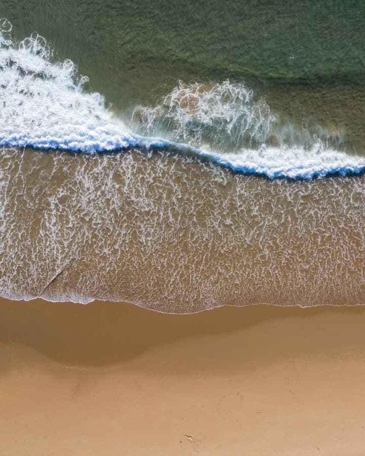 Flyg- bästa skott av en strand med trevlig sand, blått turkosvatten och tropisk vibe royaltyfri fotografi Flyg- bästa skott av en strand med trevlig sand, blått turkosvatten och tropisk vibe royaltyfri fotografi