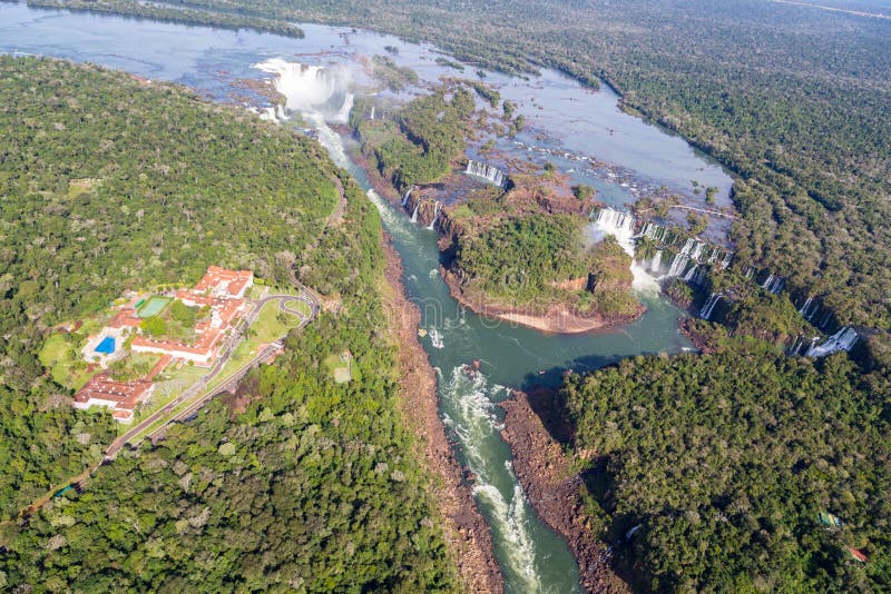 Flyg- fågelperspektivpanorama av Iguazu Falls från över, från en helikopter Gräns av Brasilien och Argentina Chiang Mai fotografering för bildbyråer Flyg- fågelperspektivpanorama av Iguazu Falls från över, från en helikopter Gräns av Brasilien och Argentina Chiang Mai fotografering för bildbyråer