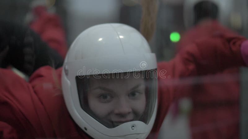 Flyg för skydiver för ung kvinna för stående i vindtunnel Hoppa fallskärm och hoppa med fritt fall lager videofilmer
