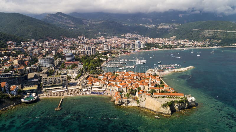 Flyg- härlig panoramautsikt på den gamla staden i Budva royaltyfri foto Flyg- härlig panoramautsikt på den gamla staden i Budva royaltyfri foto