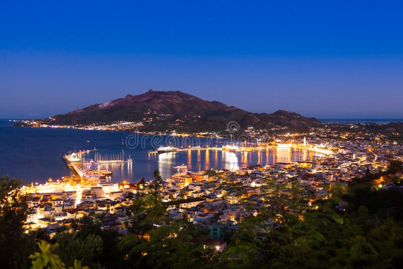 Flyg- nattsikt av den Zakynthos staden i den Zante ön, i Grekland royaltyfri foto Flyg- nattsikt av den Zakynthos staden i den Zante ön, i Grekland royaltyfri foto