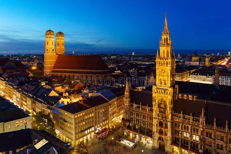 Flyg- nattsikt av det nya stadshuset på Marienplatz i Munich, lodisar arkivfoton Flyg- nattsikt av det nya stadshuset på Marienplatz i Munich, lodisar arkivfoton