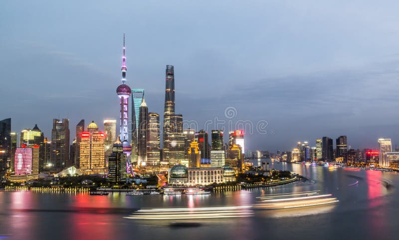 Flyg- panorama av det Pudong området på natten, Shanghai royaltyfri foto Flyg- panorama av det Pudong området på natten, Shanghai royaltyfri foto