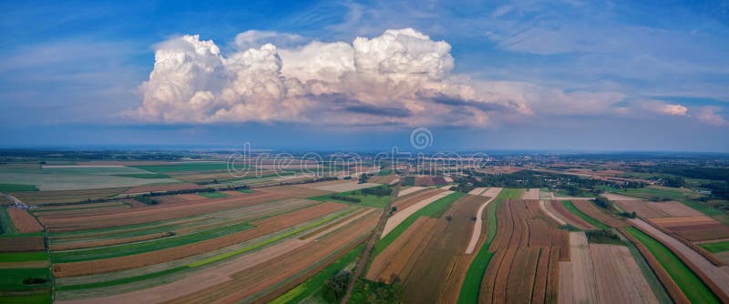 Flyg- panorama av fält under blå himmel och det stora vita molnet royaltyfria bilder Flyg- panorama av fält under blå himmel och det stora vita molnet royaltyfria bilder