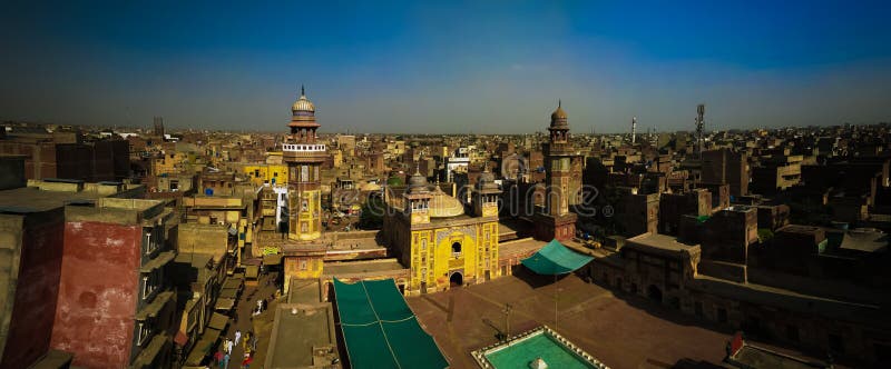 Flyg- panorama av Wazir Khan Mosque, Lahore, Pakistan arkivfoto Flyg- panorama av Wazir Khan Mosque, Lahore, Pakistan arkivfoto