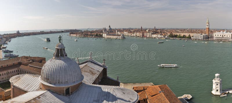 Flyg- panorama över kyrka av San Giorgio Maggiore italy venice royaltyfri foto Flyg- panorama över kyrka av San Giorgio Maggiore italy venice royaltyfri foto