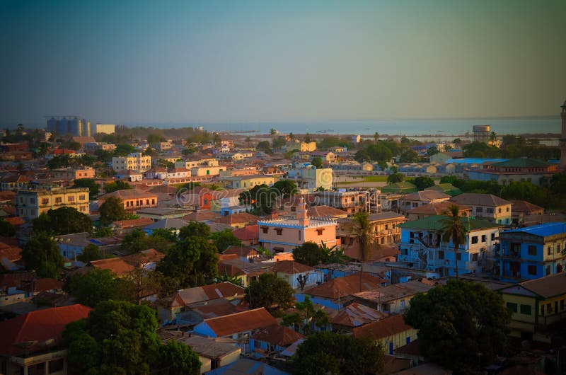 Flyg- panoramasikt till staden av den Banjul och Gambia floden arkivfoto Flyg- panoramasikt till staden av den Banjul och Gambia floden arkivfoto