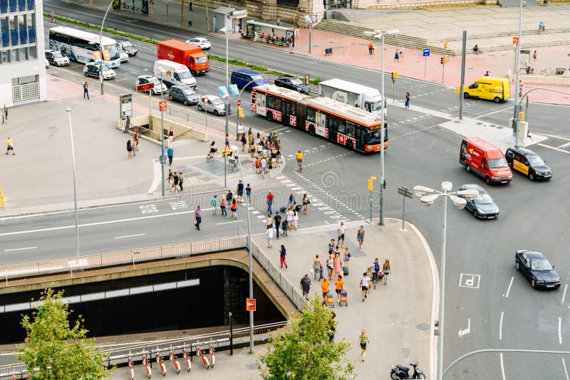 Flyg- panoramautsikt av hög trafik och folk i den i stadens centrum Barcelona staden av Spanien arkivfoto Flyg- panoramautsikt av hög trafik och folk i den i stadens centrum Barcelona staden av Spanien arkivfoto