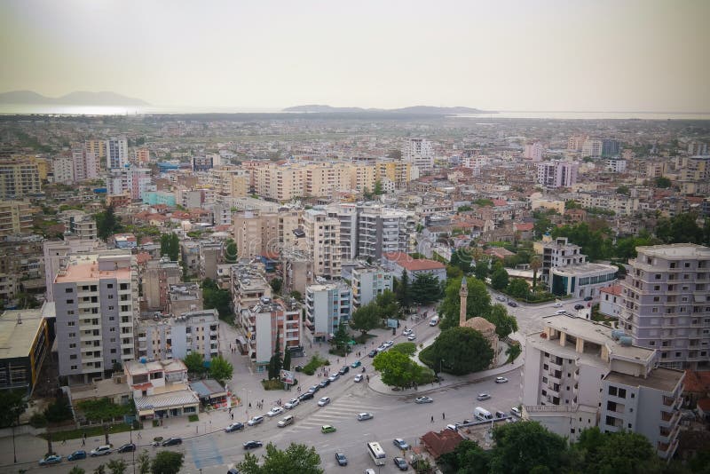 Flyg- panoramautsikt till den Vlore staden och havet, Albanien royaltyfri bild Flyg- panoramautsikt till den Vlore staden och havet, Albanien royaltyfri bild