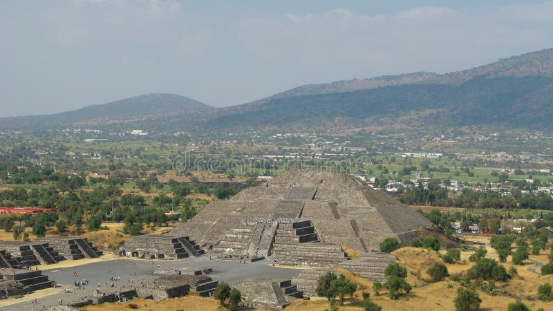 Flyg- panoramautsikt till pyramiden av månen, Teotihuacan, Mexico arkivfoton Flyg- panoramautsikt till pyramiden av månen, Teotihuacan, Mexico arkivfoton