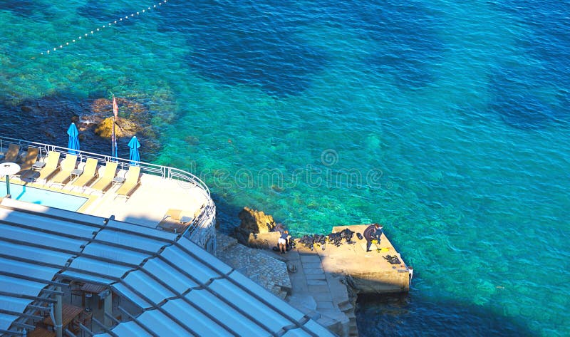 Flyg- seascapesikt till turkosvatten av Adriatiskt hav- och öavståndet, nära staden Dubrovnik i Kroatien, sommarlandskap royaltyfria foton Flyg- seascapesikt till turkosvatten av Adriatiskt hav- och öavståndet, nära staden Dubrovnik i Kroatien, sommarlandskap royaltyfria foton