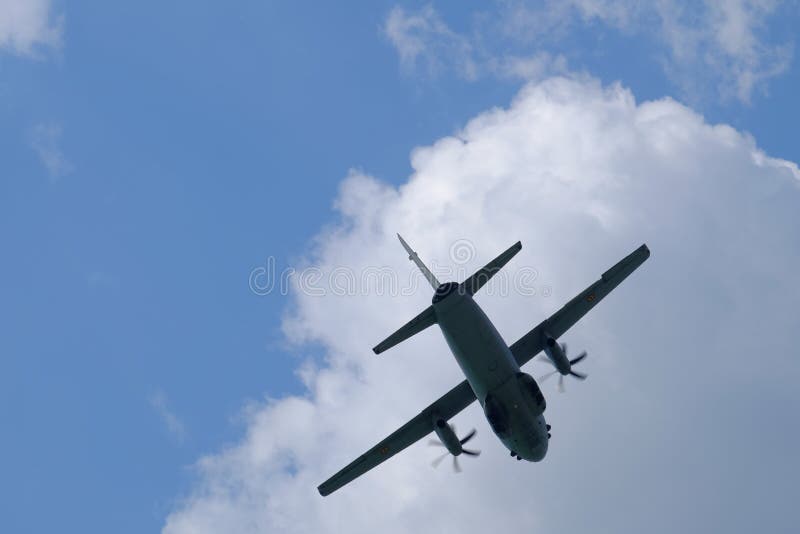 Download Flyg Show 2016 På Morii Sjön I Bucharest, Rumänien Redaktionell Fotografering för Bildbyråer - Bild av utomhus, underhållning: 76700354