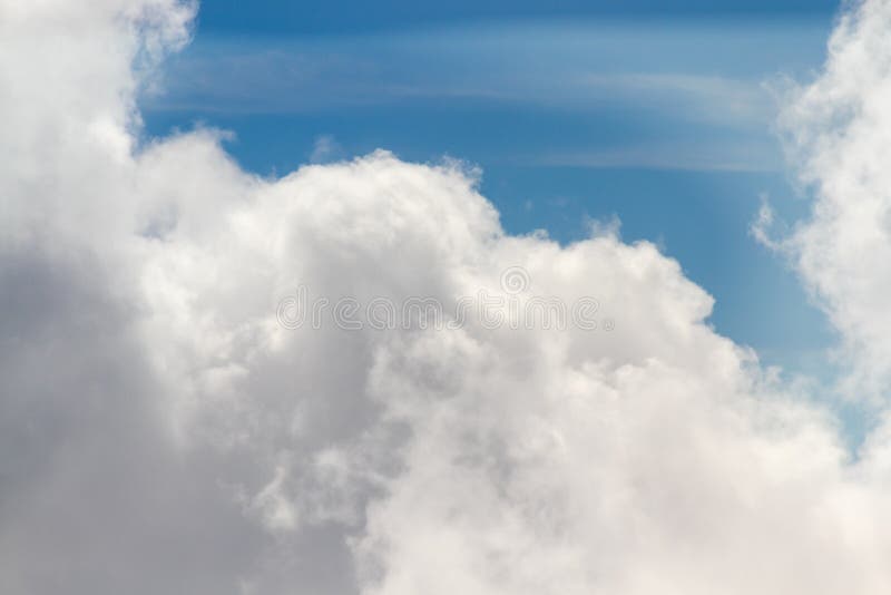 Flyg- sikt av bildande för stackmolnmoln på solig dag fotografering för bildbyråer