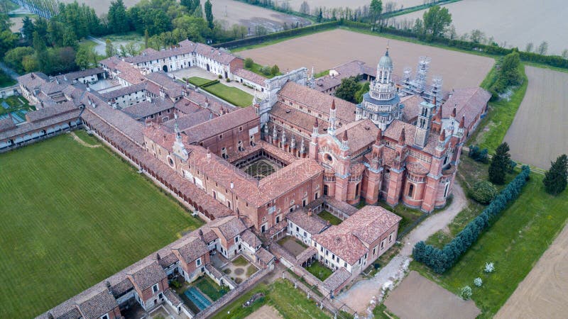 Flyg- sikt av de Certosa dina Pavia, kloster och relikskrin i landskapet av Pavia, Lombardia, Italien royaltyfria foton Flyg- sikt av de Certosa dina Pavia, kloster och relikskrin i landskapet av Pavia, Lombardia, Italien royaltyfria foton