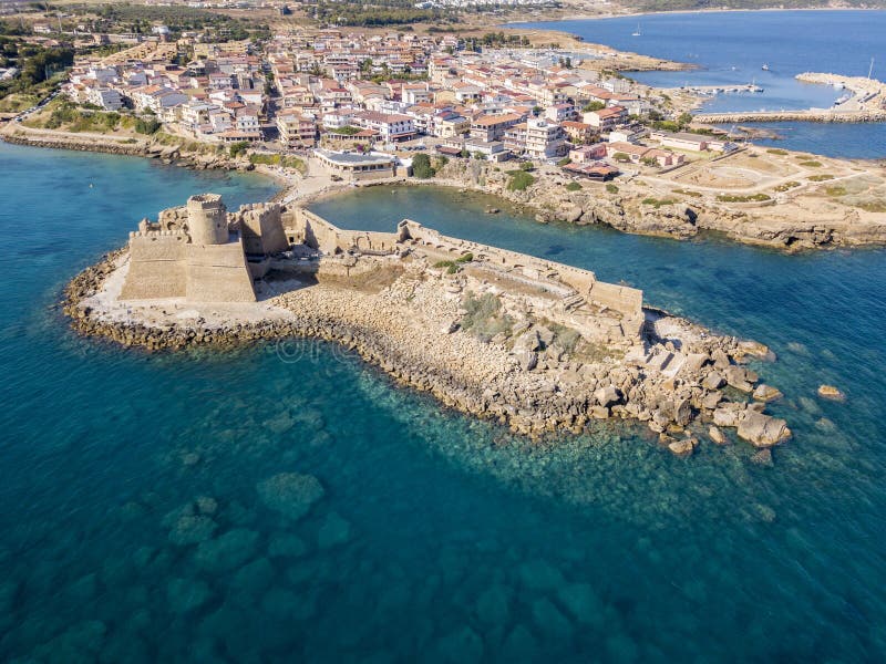 Flyg- sikt av den Aragonese slotten av Le Castella, Le Castella, Calabria, Italien royaltyfria bilder Flyg- sikt av den Aragonese slotten av Le Castella, Le Castella, Calabria, Italien royaltyfria bilder