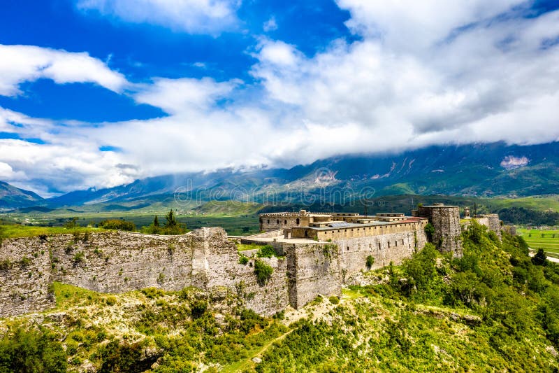 Flyg- sikt av den Gjirokaster fästningen i Albanien arkivfoto Flyg- sikt av den Gjirokaster fästningen i Albanien arkivfoto