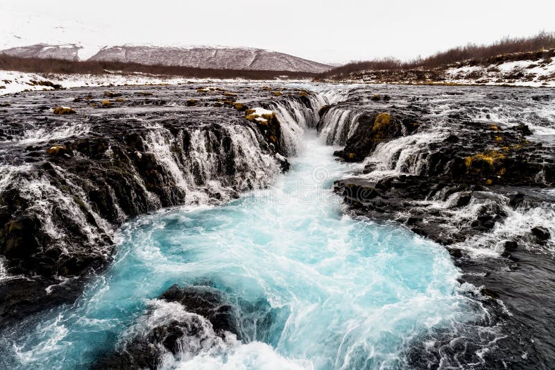 Flyg- sikt av den härliga Bruarfoss vattenfallet med turkoswate fotografering för bildbyråer Flyg- sikt av den härliga Bruarfoss vattenfallet med turkoswate fotografering för bildbyråer
