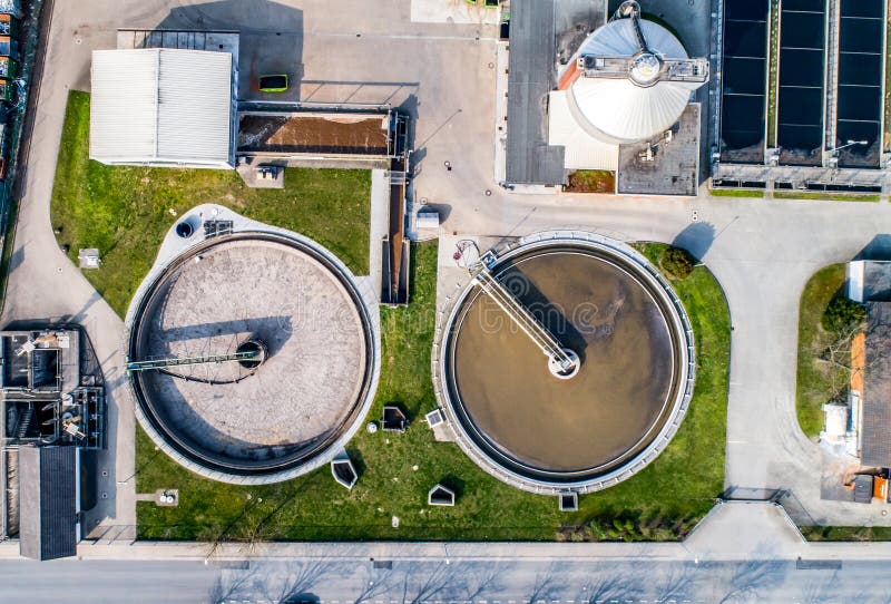 Flyg- sikt av den moderna industriella reningsanläggningen bredvid Rhinet River arkivfoton Flyg- sikt av den moderna industriella reningsanläggningen bredvid Rhinet River arkivfoton