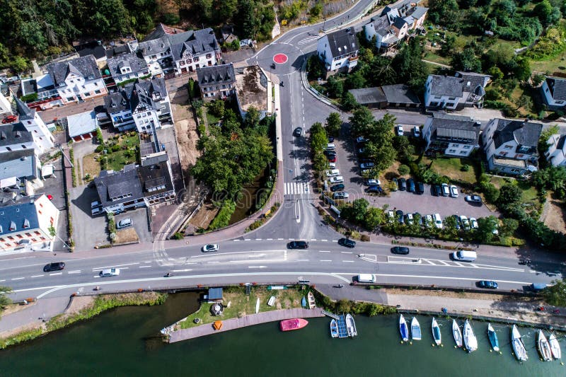 Flyg- sikt av den mosel byn Brodenbach i Tyskland på en solig sommardag arkivbilder Flyg- sikt av den mosel byn Brodenbach i Tyskland på en solig sommardag arkivbilder