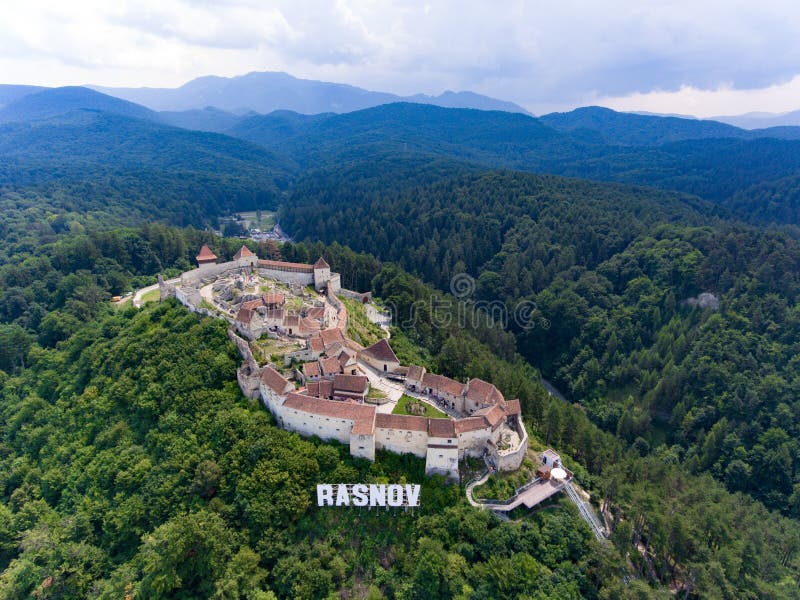 Flyg- sikt av den Rasnov fästningen Rumänien royaltyfri fotografi Flyg- sikt av den Rasnov fästningen Rumänien royaltyfri fotografi