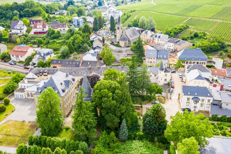 Flyg- sikt av den Schengen staden över floden Moselle, Luxembourg, var undertecknad Schengen överenskommelse Tripoint av gränser, arkivfoton Flyg- sikt av den Schengen staden över floden Moselle, Luxembourg, var undertecknad Schengen överenskommelse Tripoint av gränser, arkivfoton