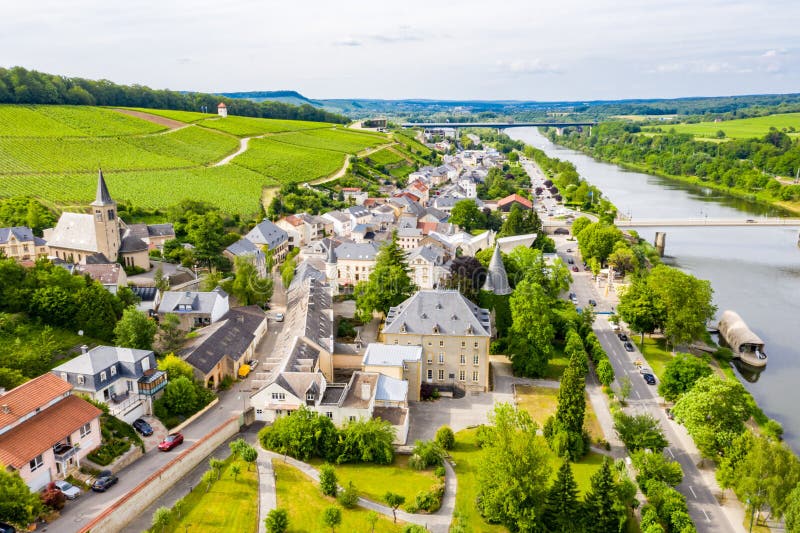 Flyg- sikt av den Schengen staden över floden Moselle, Luxembourg, var undertecknad Schengen överenskommelse Tripoint av gränser, royaltyfri fotografi Flyg- sikt av den Schengen staden över floden Moselle, Luxembourg, var undertecknad Schengen överenskommelse Tripoint av gränser, royaltyfri fotografi