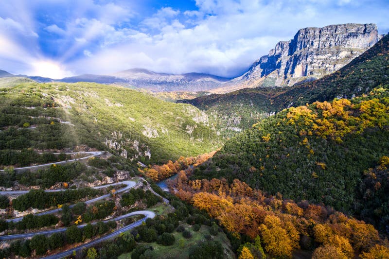 Flyg- sikt av den Vikos klyftan i hösten och provinsiellt royaltyfri foto Flyg- sikt av den Vikos klyftan i hösten och provinsiellt royaltyfri foto