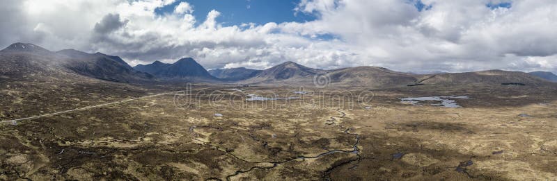 Flyg- sikt av det fantastiska landskapet av den Rannoch heden in mot Buachaillie Etive Mor arkivbild Flyg- sikt av det fantastiska landskapet av den Rannoch heden in mot Buachaillie Etive Mor arkivbild