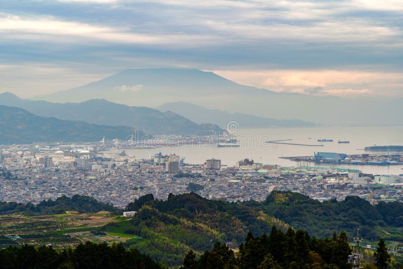 Flyg- sikt av det Fuji berget på solnedgången i nihondairaen, Shizuoka royaltyfri foto Flyg- sikt av det Fuji berget på solnedgången i nihondairaen, Shizuoka royaltyfri foto