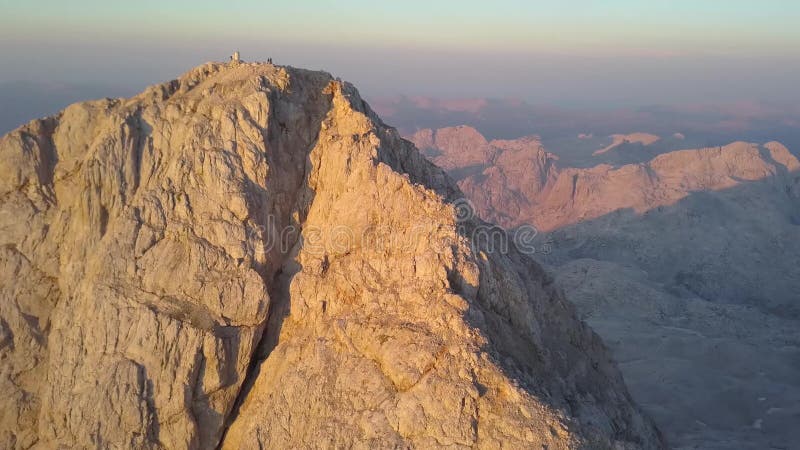 Flyg- sikt av det Triglav maximumet på soluppgång, Julian Alps, Slovenien