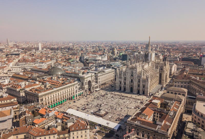 Flyg- sikt av Duomodi Milano royaltyfri foto