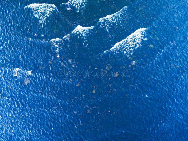 Flyg- sikt av en kristallklar textur för havsvatten Sikt från ovannämnd naturlig blå bakgrund Reflexion för turkoskrusningsvatten